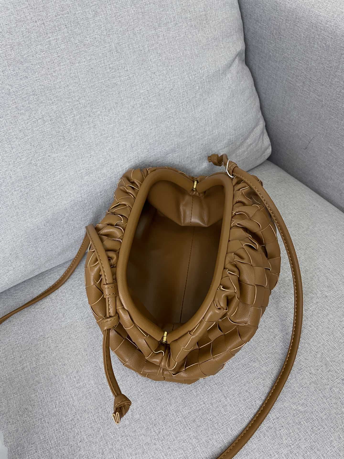 Bottega-Veneta-style Pouch Intrecciato Leather Clutch